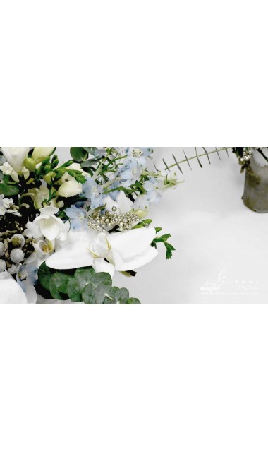 Decor cristelnita botez cu frezii si orhidee albe eucalipt si alte flori secundare 9